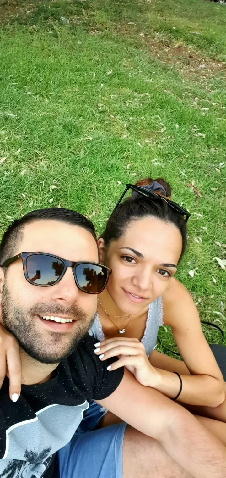 Ο Δημήτρης και η Βάγια ξαπλωμένοι μαζί στο γρασίδι.